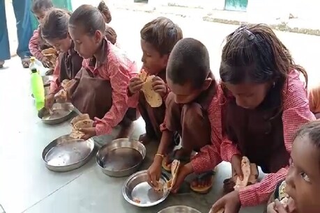 मिर्जापुर के इस प्राइमरी सरकारी स्कूल में मिडडे मील में परोसी जा रही नमक रोटी