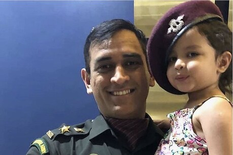 एमएस धोनी बेटी जीवा के साथ.