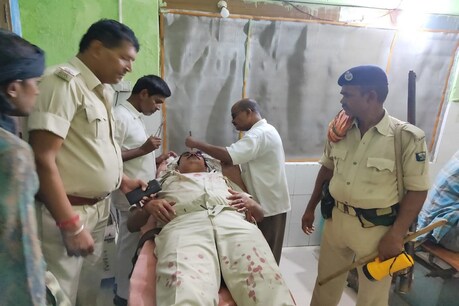 बिहार के नालंदा में पुलिस टीम पर बदमाशों ने हमला कर दिया.