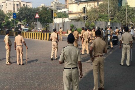 मुंबई में स्पा पर छापा, अंदर जो था उसे देख पुलिस भी हैरान मुंबई में स्पा पर छापा, अंदर जो था उसे देख पुलिस भी हैरान