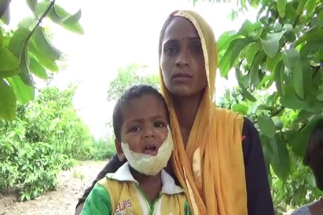 बेटी के इलाज के लिए पिता को अपना मोबाइल फोन गिरवी रखना पड़ा.