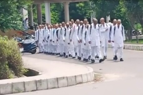 सिर मुड़वा कर चलते जूनियर्स