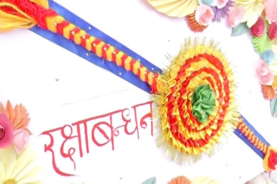 स्कूली छात्राओं ने सीमा पर तैनात सैनिकों के लिए तैयार की राखियां