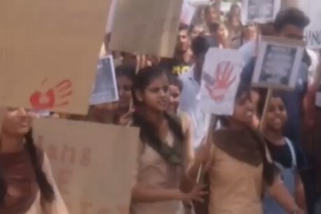 नाबालिग ने दर्ज कराई रेप की FIR, गिरफ्तारी नहीं होने पर छात्राएं बैठीं थाने के बाहर नाबालिग ने दर्ज कराई रेप की FIR, गिरफ्तारी नहीं होने पर छात्राएं बैठीं थाने के बाहर