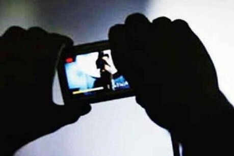 जब अचानक पॉर्न साइट पर देखा कपल ने अपना अश्लील VIDEO, और फिर... जब अचानक पॉर्न साइट पर देखा कपल ने अपना अश्लील VIDEO, और फिर...