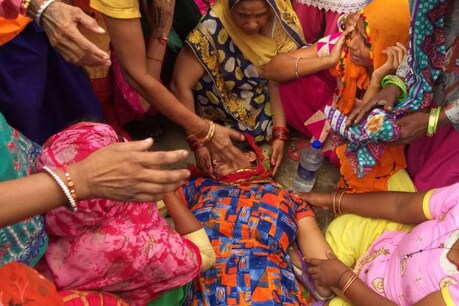 फोटो- अलवर (Alwar) के टपकूड़ा (tapukara) में धरना स्थल पर मृतक रत्तीराम की पत्नी की तबियत खराब हो गई.