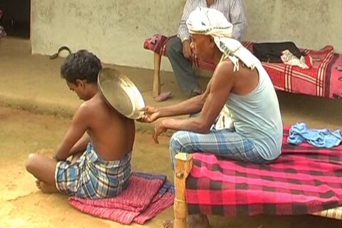 सूरजपुर में कुछ ऐसे बाबा भी हैं, जो जो सर्पदंश और लकवा के मरीजो को झाड़फूंक से इलाज कर ठीक करने का दावा करते हैं. 