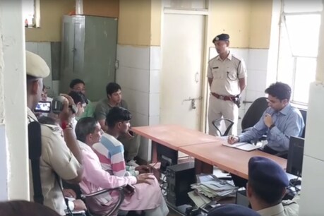 फोटो- प्रदर्शनकारी और प्रशासन के बीच वार्ता.