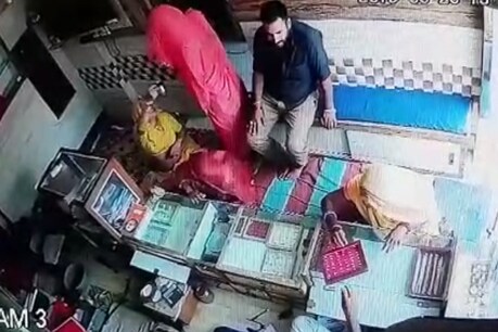 शो रूम से गहने चोरी करतीं महिलाएं सीसीटीवी कैमरे में हुईं कैद