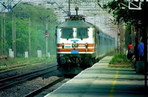 बिलासपुर रेल मंडल में पदस्थ्य सुरक्षा बल के जवानों को चोरों व लूटेरों की करतूत की सजा मिली है. (प्रतीकात्मक फोटो) बिलासपुर रेल मंडल में पदस्थ्य सुरक्षा बल के जवानों को चोरों व लूटेरों की करतूत की सजा मिली है. (प्रतीकात्मक फोटो)