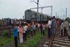 PHOTOS: डिब्बे को पीछे छोड़ 1 किमी तक दौड़ गया इंजन