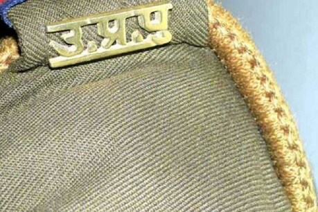 लाठीचार्ज करने से नहीं भरा मन तो पुलिस ने लोगों पर फेंका पत्थर लाठीचार्ज करने से नहीं भरा मन तो पुलिस ने लोगों पर फेंका पत्थर