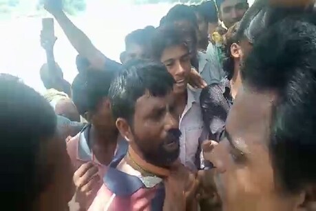 दोस्तों के साथ ससुराल पहुंचे दामाद को समझ लिया बच्चा चोर, जमकर की पिटाई दोस्तों के साथ ससुराल पहुंचे दामाद को समझ लिया बच्चा चोर, जमकर की पिटाई