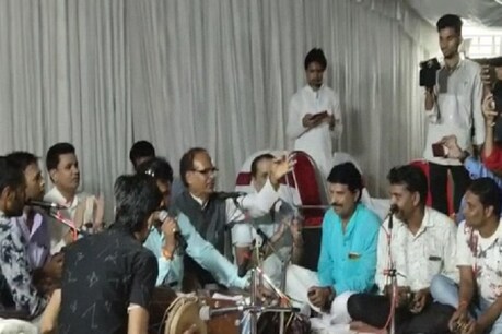 पूर्व सीएम ने गाया गीत- आ लौट के आ शिवराज तुम्हें खेत बुलाते हैं... पूर्व सीएम ने गाया गीत- आ लौट के आ शिवराज तुम्हें खेत बुलाते हैं...