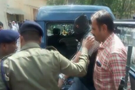 संदीप अग्रवाल हत्याकांड के आरोपी को गर्लफ्रेंड के साथ मसूरी घुमाने वाले 7 पुलिसकर्मी सस्पेंड संदीप अग्रवाल हत्याकांड के आरोपी को गर्लफ्रेंड के साथ मसूरी घुमाने वाले 7 पुलिसकर्मी सस्पेंड