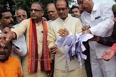 बाढ़ पीड़ितों से मिलने आए शिवराज सिंह चौहान ने लगा दी बिजली के बिलों में आग बाढ़ पीड़ितों से मिलने आए शिवराज सिंह चौहान ने लगा दी बिजली के बिलों में आग