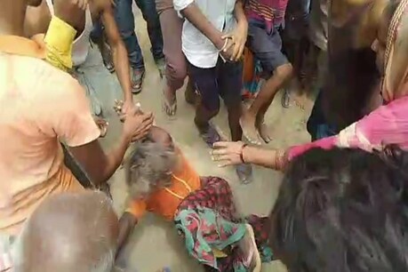 आक्रोशित भीड़ ने महिला को सड़क पर पटक दिया और फिर डंडों व लातें मार कर बेरहमी से पीटा.