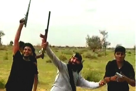 सपना चौधरी के गाने पर हथियार लहराते बदमाशाें का VIDEO वायरल, 2 गिरफ्तार सपना चौधरी के गाने पर हथियार लहराते बदमाशाें का VIDEO वायरल, 2 गिरफ्तार