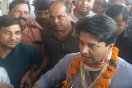 ग्वालियर दौरे पर पहुंचे ज्योतिरादित्य सिंधिया बोले-PCC चीफ पद के लिए हाईकमान का फैसला मंज़ूर होगा ग्वालियर दौरे पर पहुंचे ज्योतिरादित्य सिंधिया बोले-PCC चीफ पद के लिए हाईकमान का फैसला मंज़ूर होगा
