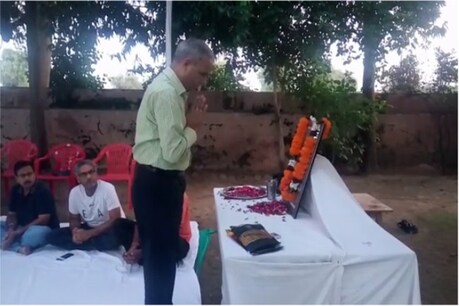 अपने बहादुर ऑफिसर विक्रम को श्रद्धाजंलि देने खूड़ी पहुंचे ADG उमेश मिश्रा अपने बहादुर ऑफिसर विक्रम को श्रद्धाजंलि देने खूड़ी पहुंचे ADG उमेश मिश्रा