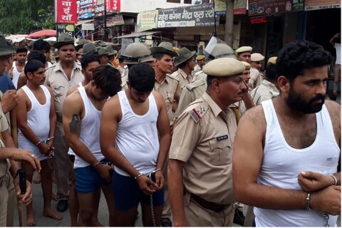 अलवर पुलिस ने लोगों के मन से बदमाशों का डर निकालने के लिए रविवार को अनोखी कार्रवाई की।फोटो : न्यूज 18 राजस्थान । 