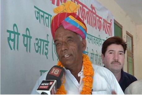 माकपा ने लाठीचार्ज के दोषी अधिकारियों के खिलाफ कार्रवाई की मांग को लेकर सीकर में कलक्ट्रेट के सामने गत 7 दिन से महापड़ाव डाल रखा था. पूर्व विधायक अमराराम फोटो : न्यूज 18 राजस्थान ।
