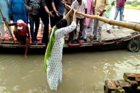 बाढ़ग्रस्त लोगों से मिलने के लिए पहुंचीं पूर्व केंद्रीय मंत्री अनुप्रिया पटेल अचानक फिसलकर पानी में गिर गईं.