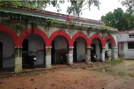 उन्नाव शहर से लगभग 40 किलोमीटर दूर स्थित असोहा पुलिस थाने की 1905 में ब्रिटिश हुकूमत के दौरान बनी जवानों की आवासीय बिल्डिंग अब धराशायी हो रही है.