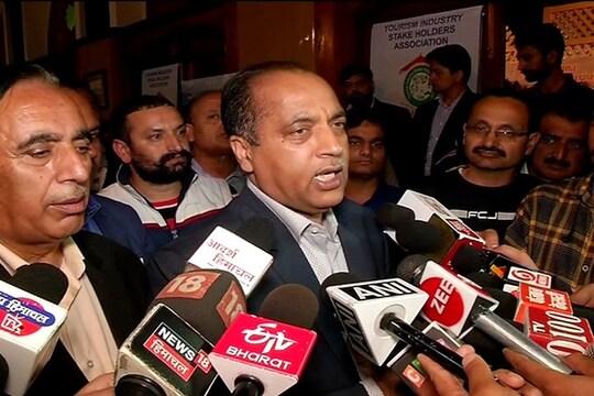 हिमाचल के सीएम जयराम ठाकुर ने प्याज के दामों पर अजीब तर्क दिया है.