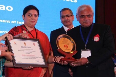 शिमला के डीसी को सम्मानित करती हुई केंद्रीय मंत्री स्मृति ईरानी.