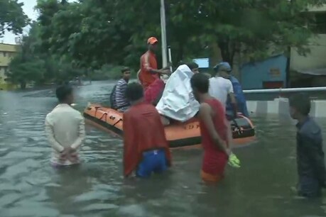 बिहार की राजधानी पटना में लगातार हो रही बारिश के कारण लोगों को सुरक्षित स्थान पर पहुंचाने के लिए सड़कों पर नाव तक उतारना पड़ा.