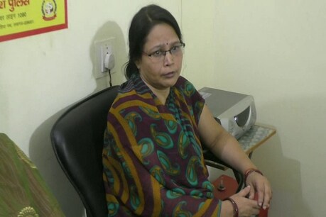 गोरखपुर में एंटी करप्शन ने जीडीए की महिला क्लर्क दीपा प्रियदर्शिनी को 20 हजार रुपये की रिश्वत लेते रंगे हाथ गिरफ्तार किया है.