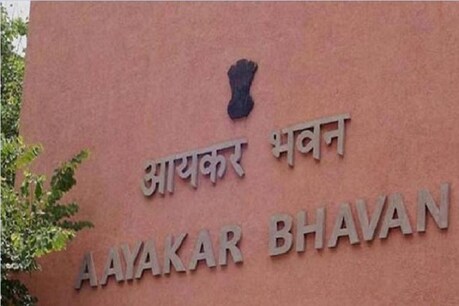 व्यापारी के एक दर्जन ठिकानों पर इनकम टैक्स विभाग का छापा