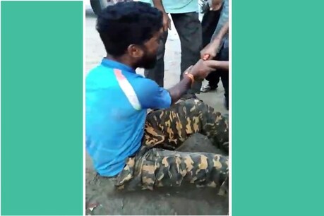 जोधपुर में बच्चा चोरी के शक में युवक को पकड़ कर उसके नाखून उखाड़ने का प्रयास करते भीड़ में शामिल लोग।