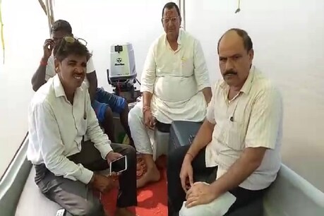 बीजेपी विधायक रत्नाकर मिश्रा जिस स्टीमर से निरीक्षण करने निकले थे, उसका तेल बीच गंगा में पहुंचकर खत्म हो गया. मझदार में उन्हें घंटों इंतजार करना पड़ा.