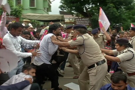 प्रदर्शन के दौरान पुलिस और कार्यकर्ताओं के बीच हुई झड़प.