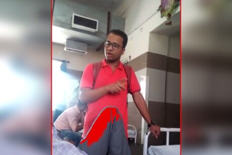 इस वीडियो में रेजीडेंट डॉक्टर और मरीज के परिजनों के बीच रुपयों को लेकर विवाद हो रहा। फोटो : न्यूज 18 राजस्थान ।