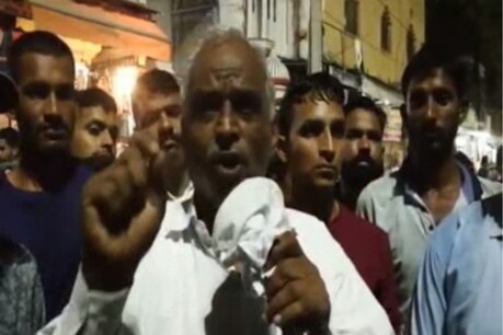 सीकर में लाठीचार्ज मसले को लेकर माकपा के पूर्व विधायक अमराराम ने शनिवार देर रात सीकर में कार्यकर्ताओं के साथ मशाल जुलुस निकाला. उसके बाद उन्होंने प्रशासन को चेतावनी देते हुए सोमवार को सीकर जिले में पूर्ण चक्का जाम की घोषणा की. फोटो : न्यूज 18 राजस्थान ।
