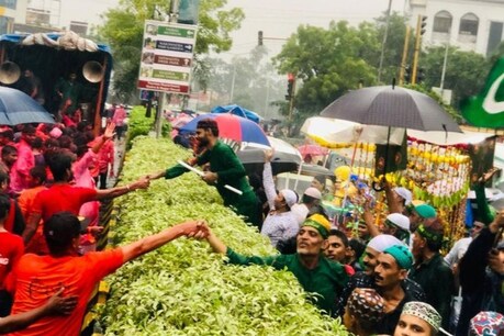 डिवाइडर से पटे सड़क के दो किनारों पर एक हिस्सा अल्लाह का है तो दूसरा भगवान गणेश का वहीं जो बीच का हिस्सा है वह इंसानियत, भाईचारे, मोहब्बत और सौहार्द का है