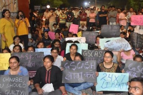 यौन शोषण में घिरे प्रोफेसर को छुट्टी पर भेजने के बाद BHU छात्रों का धरना समाप्त यौन शोषण में घिरे प्रोफेसर को छुट्टी पर भेजने के बाद BHU छात्रों का धरना समाप्त