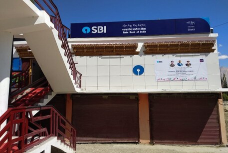आर्टिकल-370 हटने के बाद SBI ने लद्दाख में 10 हजार फीट की ऊंचाई पर खोली नई ब्रांच आर्टिकल-370 हटने के बाद SBI ने लद्दाख में 10 हजार फीट की ऊंचाई पर खोली नई ब्रांच