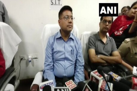 पीड़ित छात्रा और चिन्मयानंद के बीच करीब 200 बार हुई बातचीत: SIT पीड़ित छात्रा और चिन्मयानंद के बीच करीब 200 बार हुई बातचीत: SIT
