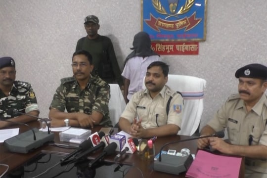 पुलिस के मुताबिक करन सिंह मुंडा नक्सलियों को सुरक्षा बलों की गतिविधियों की सूचना देता था 
