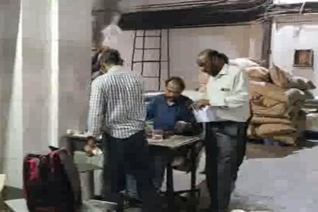 फैक्ट्री में कार्रवाई करती खाद्य विभाग की टीम