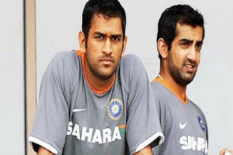 गौतम गंभीर ने कहा है कि अब महेंद्र सिंह धोनी से आगे देखने का वक्त आ गया है. (फाइल फोटो)
