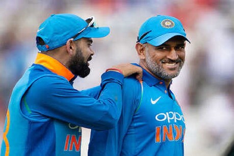 भारत में सर्वाधिक सम्मानित लोगों की सूची में महेंद्र सिंह धोनी दूसरे और विराट कोहली सातवें स्थान पर हैं. (फाइल फोटो)