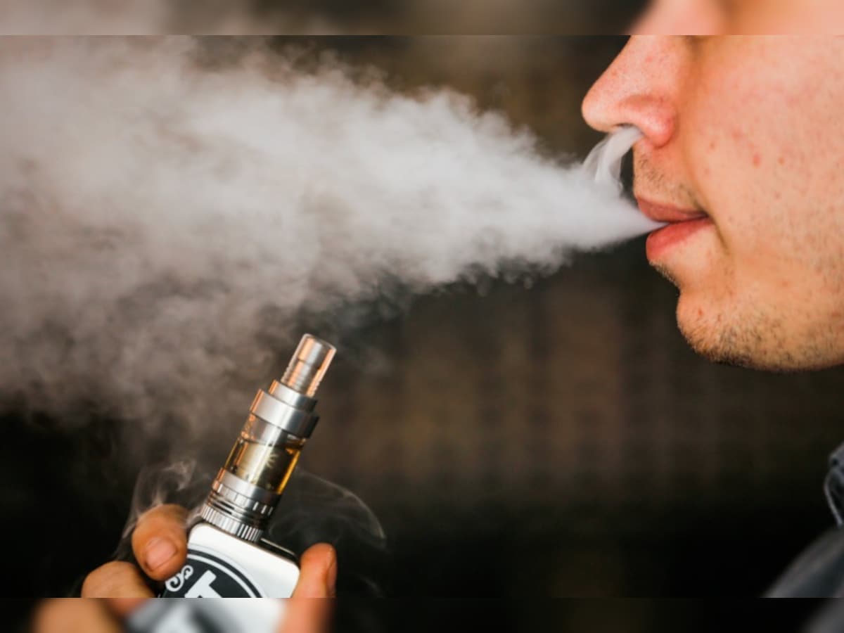 जानिए कितनी खतरनाक है ई-सिगरेट और क्यों लगा बैन | e cigarette ban how much  it dangerous and why modi government banned health hazards - News18 हिंदी