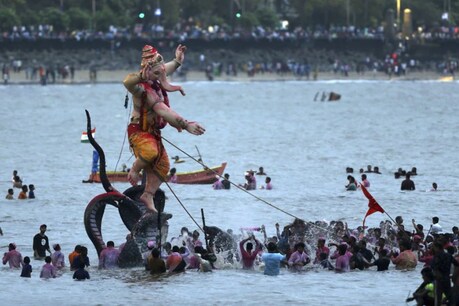 गणपति विसर्जन में 12 लोग बहे