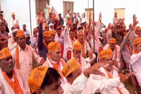 विरोध प्रदर्शन करते बीजेपी के कार्यकर्ता