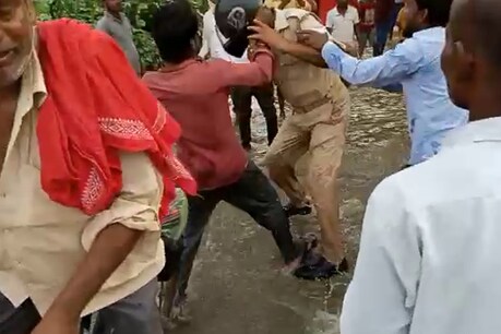 दबंग युवकों ने पुलिसकर्मियों को पीटा